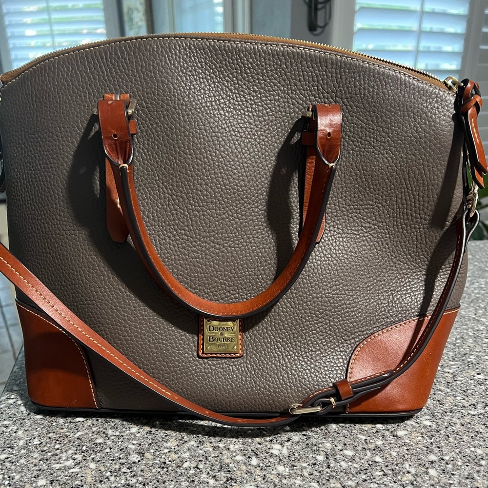 Dooney & Bourke purse- perfect condition